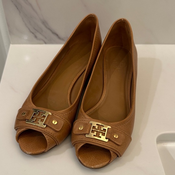 Tory Burch Brown Peep-Toe Flats with Gold Logo - Picture 1 of 3